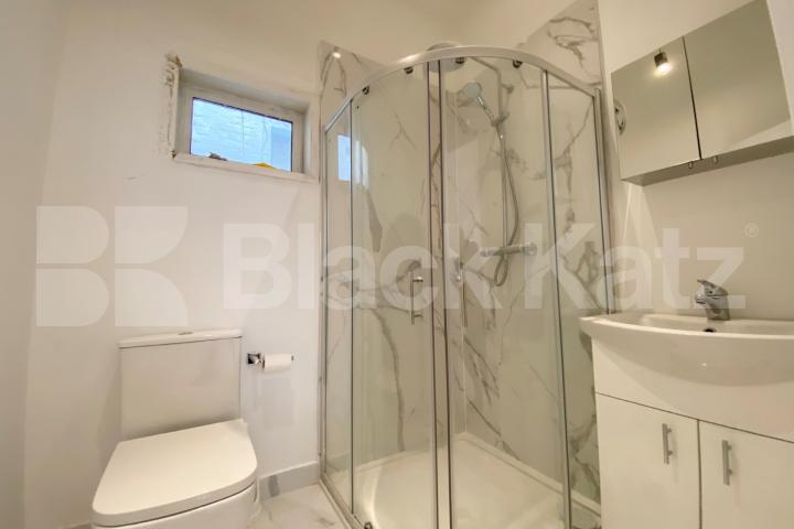 Newly Refurbished Georgian house with terrace Hugh Street , Victoria